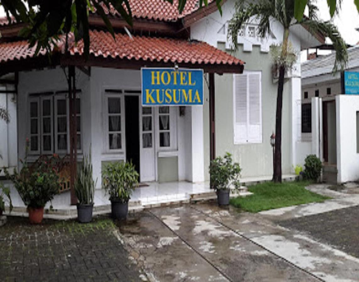 Oyo 90865 Hotel Kusuma Purwakarta Karawang Exteriér fotografie