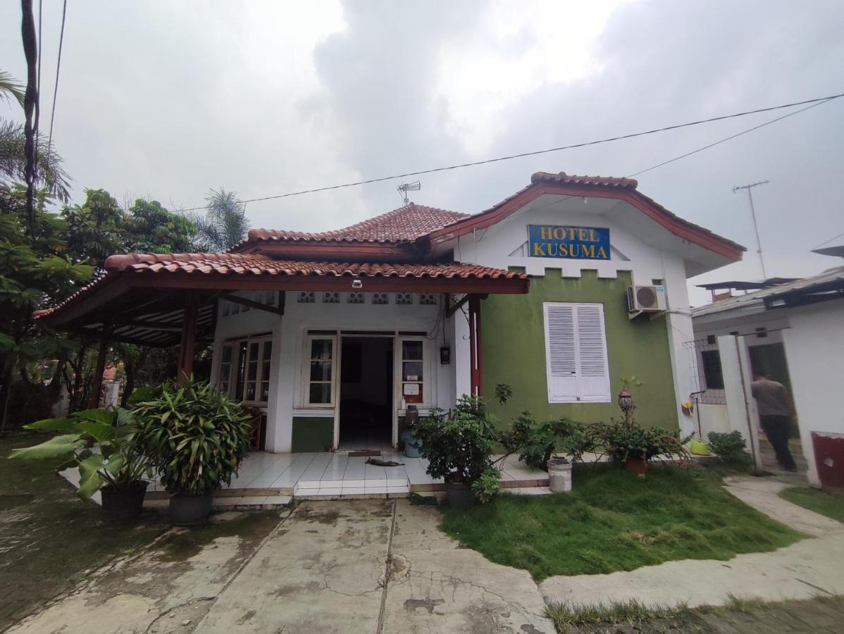 Oyo 90865 Hotel Kusuma Purwakarta Karawang Exteriér fotografie