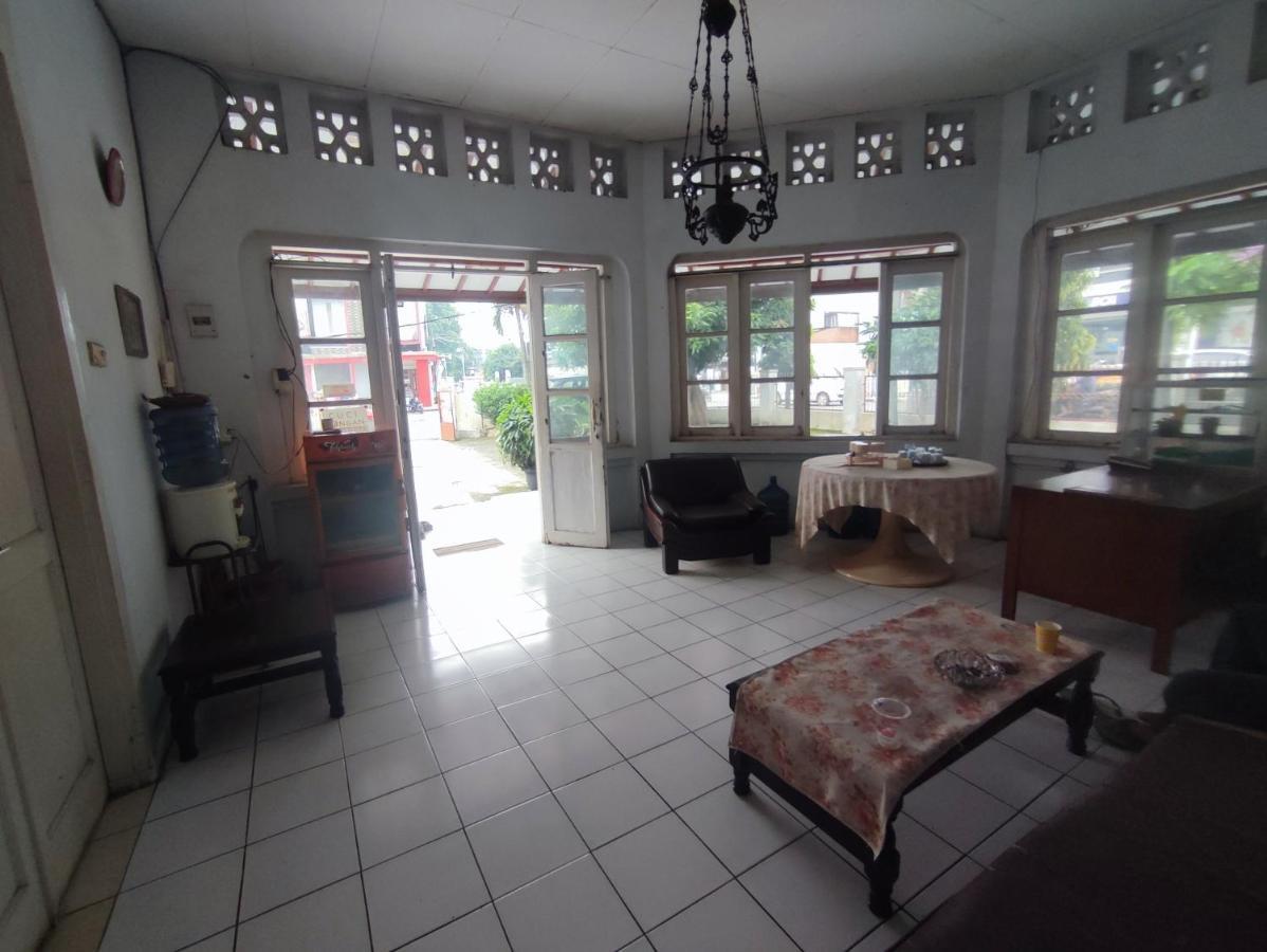 Oyo 90865 Hotel Kusuma Purwakarta Karawang Exteriér fotografie