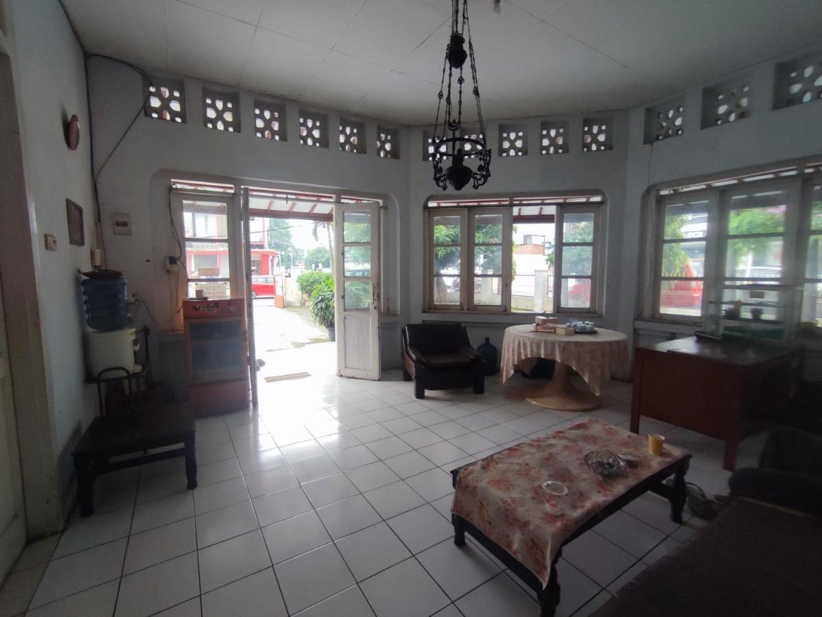 Oyo 90865 Hotel Kusuma Purwakarta Karawang Exteriér fotografie