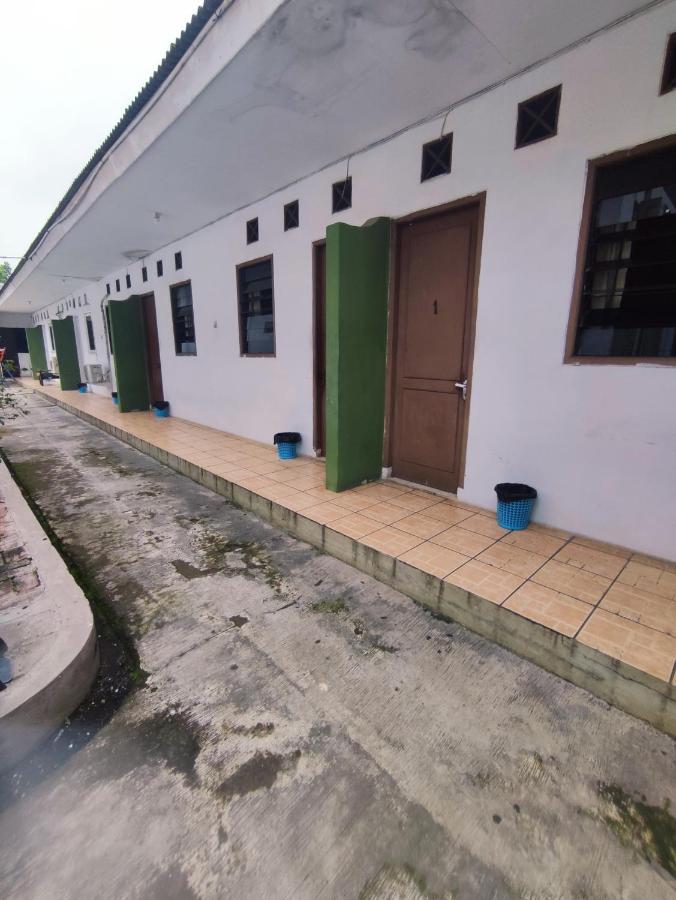 Oyo 90865 Hotel Kusuma Purwakarta Karawang Exteriér fotografie