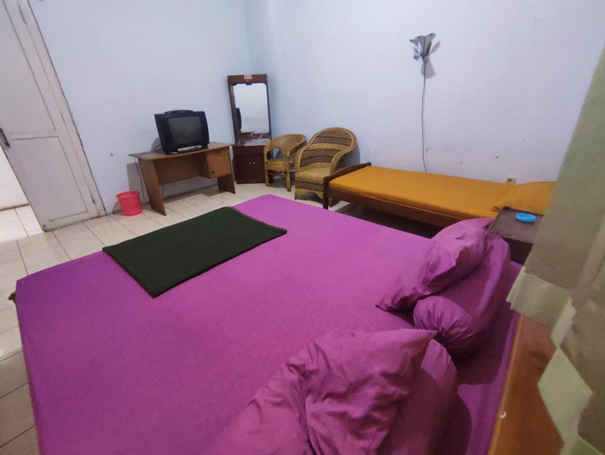 Oyo 90865 Hotel Kusuma Purwakarta Karawang Exteriér fotografie